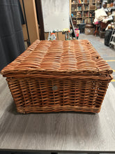Load image into Gallery viewer, Antler Picknick Basket
