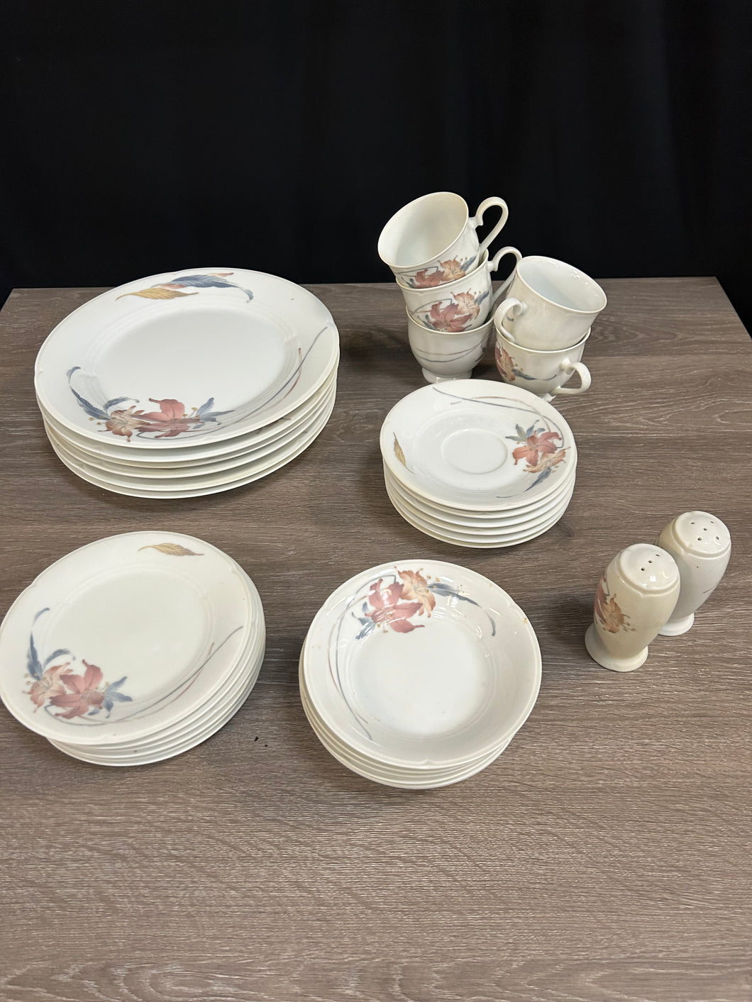Anatole Dinner Set