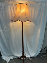 Load image into Gallery viewer, Free standing lamp
