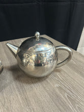 Load image into Gallery viewer, Vintage tea pots
