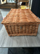Load image into Gallery viewer, Antler Picknick Basket
