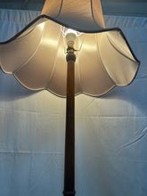 Load image into Gallery viewer, Free standing lamp

