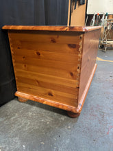 Load image into Gallery viewer, Pine Blanket/Toy Chest
