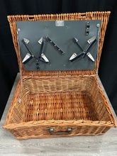 Load image into Gallery viewer, Antler Picknick Basket
