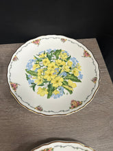 Load image into Gallery viewer, Royal Albert "the queens mothers favourite" plate collection
