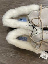 Load image into Gallery viewer, Mirak Comfort Slippers
