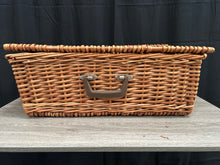 Load image into Gallery viewer, Antler Picknick Basket
