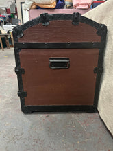 Load image into Gallery viewer, Steamer trunk/Blanket box
